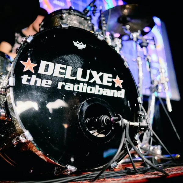 deluxe_theradioband_band_hellweg_21.webp